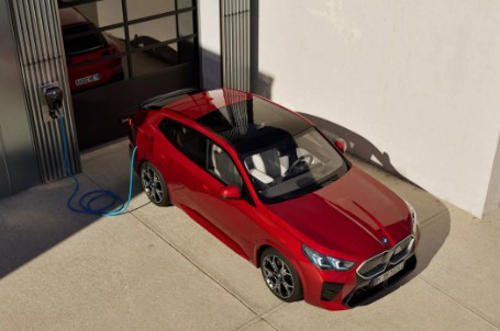 BMW iX2 - Snadné a pohodlné nabíjení doma. BMW iX2 - Snadné a pohodlné nabíjení doma.
