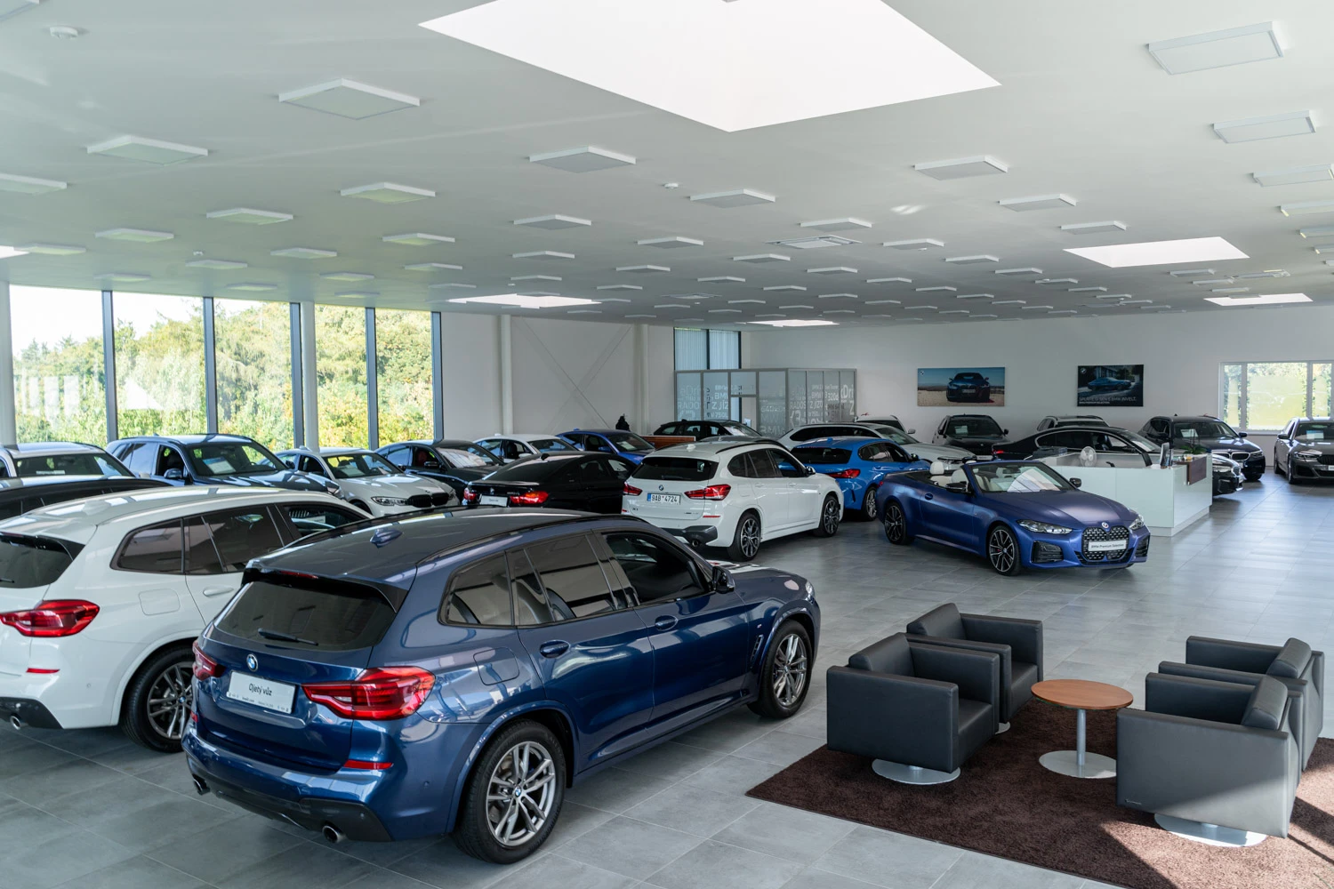 BMW invelt Plzeň-OV-showroom-interiér 4/2023