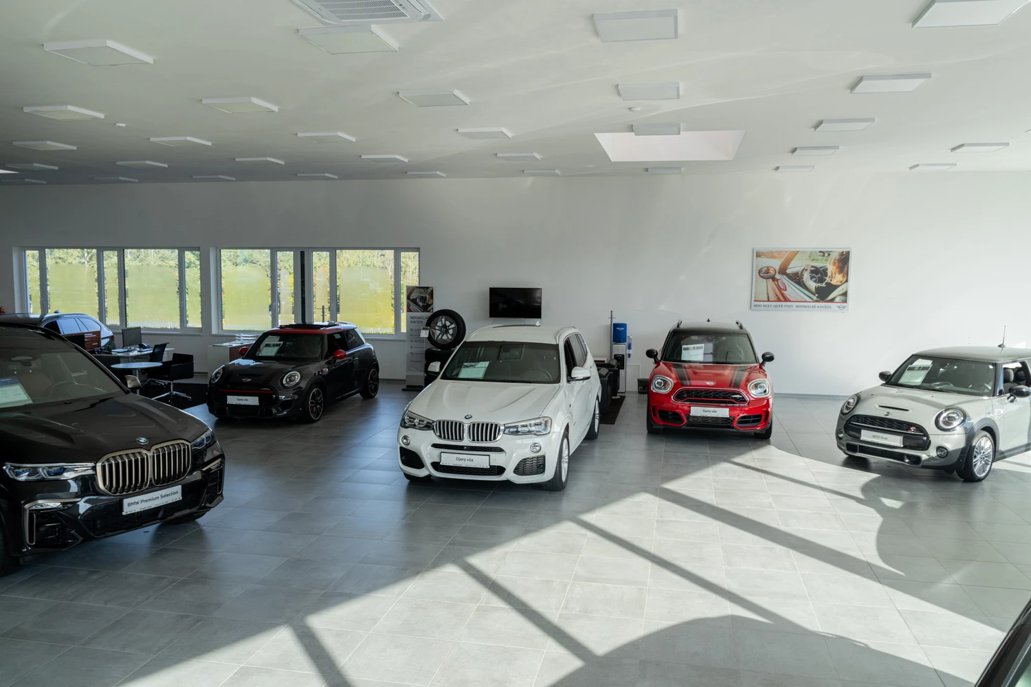 BMW invelt Plzeň-OV-showroom-interiér 4/2023