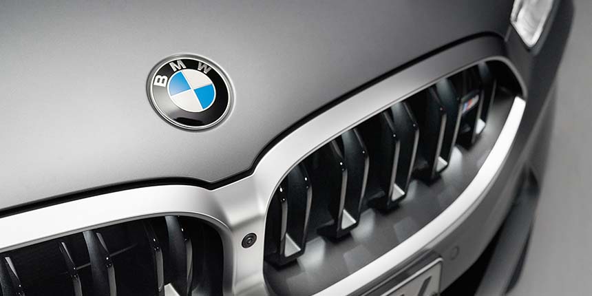 Podsvícená BMW maska chladiče ve tvaru ledvinek, nové barvy karoserie.
