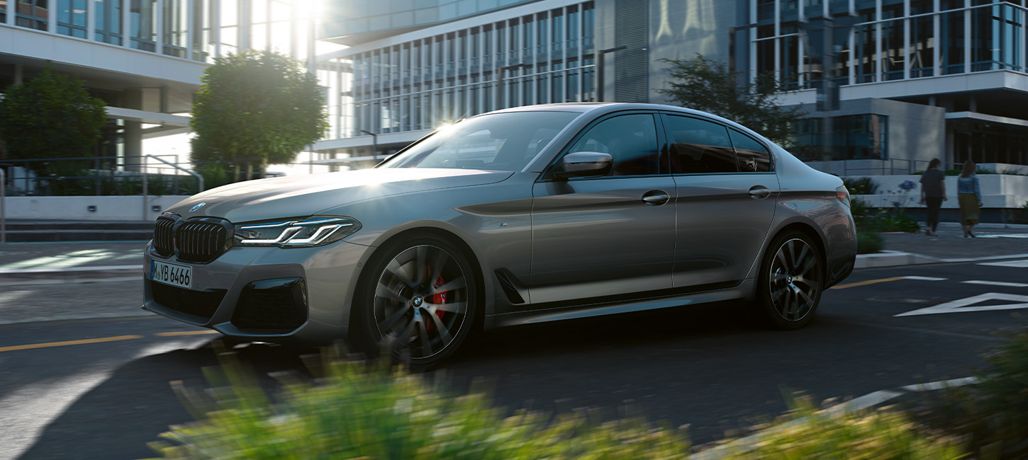 BMW řady 5 Sedan z boku v pohybu BMW řady 5 Sedan z boku v pohybu