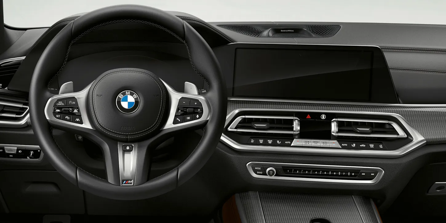 BMW X5 M50i interiér