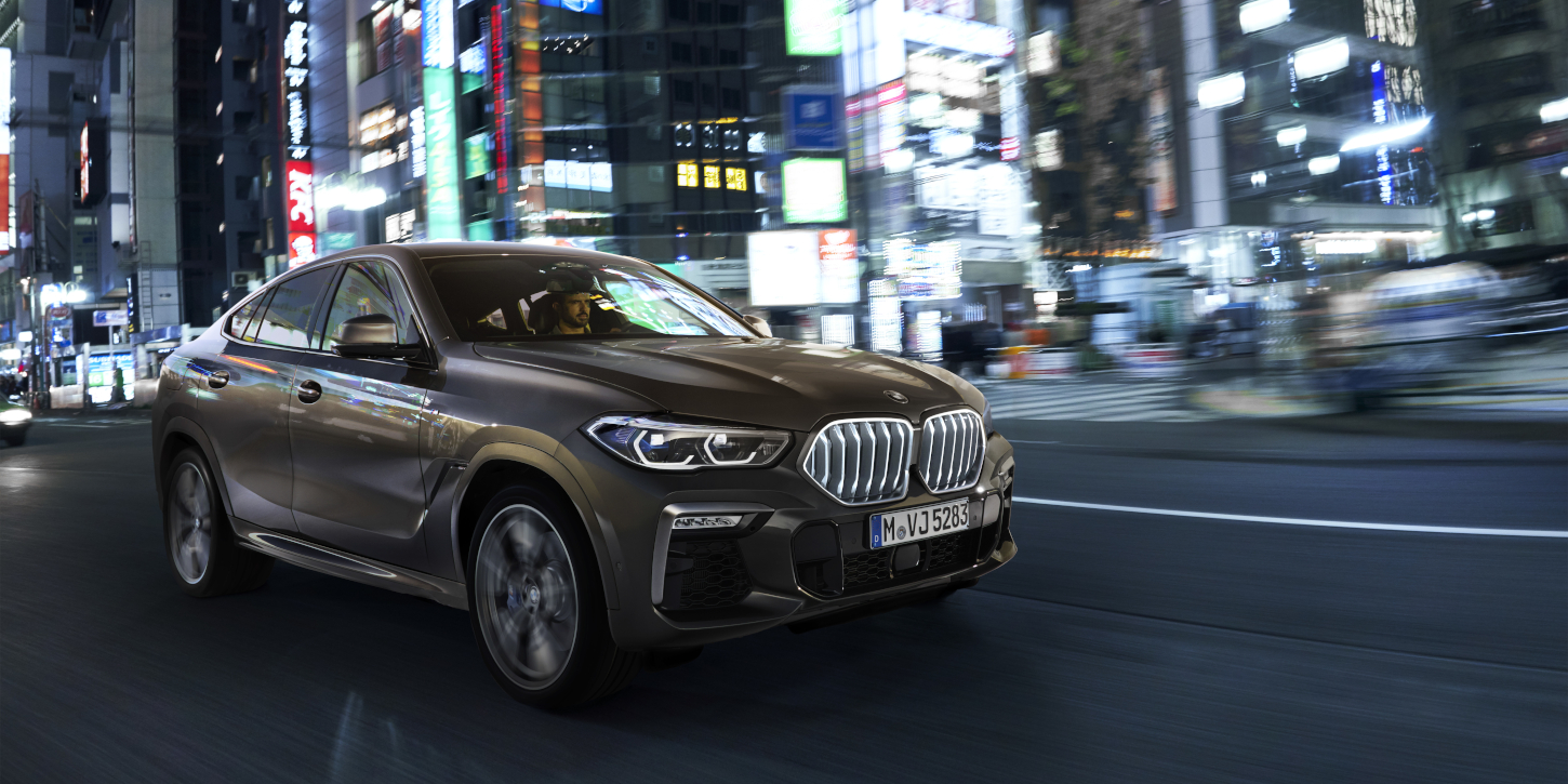 BMW X6 v pohybu z boku BMW X6 v pohybu z boku