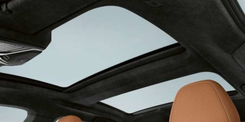 BMW M850i xDrive Gran Coupé Panoramatická skleněná střecha.