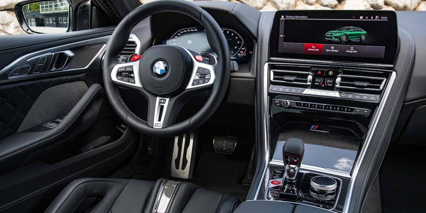 BMW M8 Competition Gran Coupé interiér