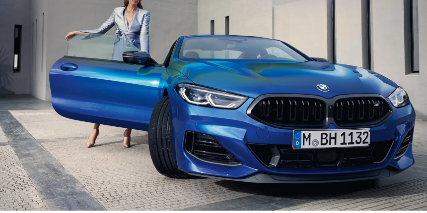 BMW M850i xDrive Coupé M ledvinky a M vnější zpětná zrcátka.