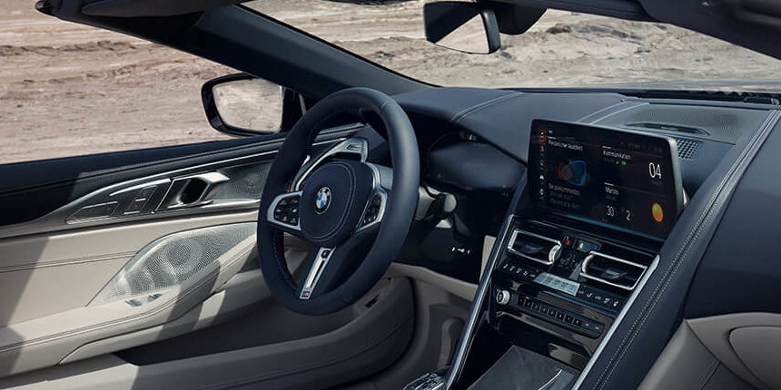 BMW M8 Cabrio M kožený volant s prošíváním v M barvách. BMW M8 Cabrio M kožený volant s prošíváním v M barvách.