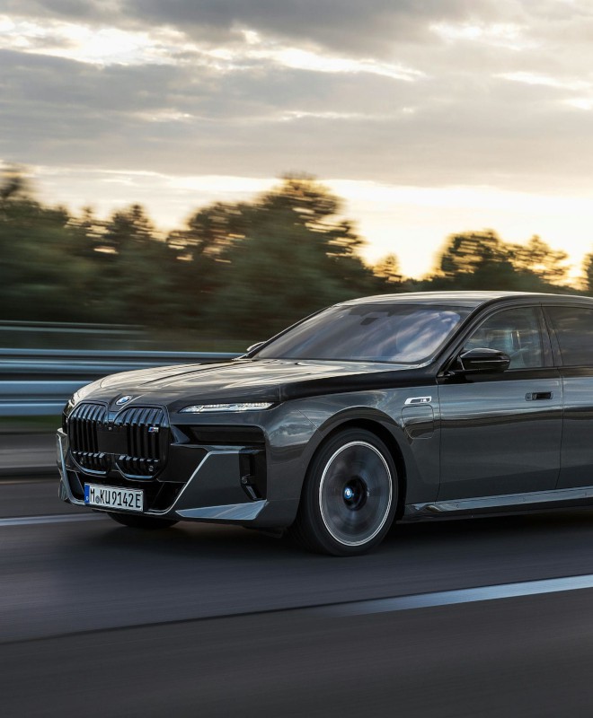 BMW M760e xDrive z boku