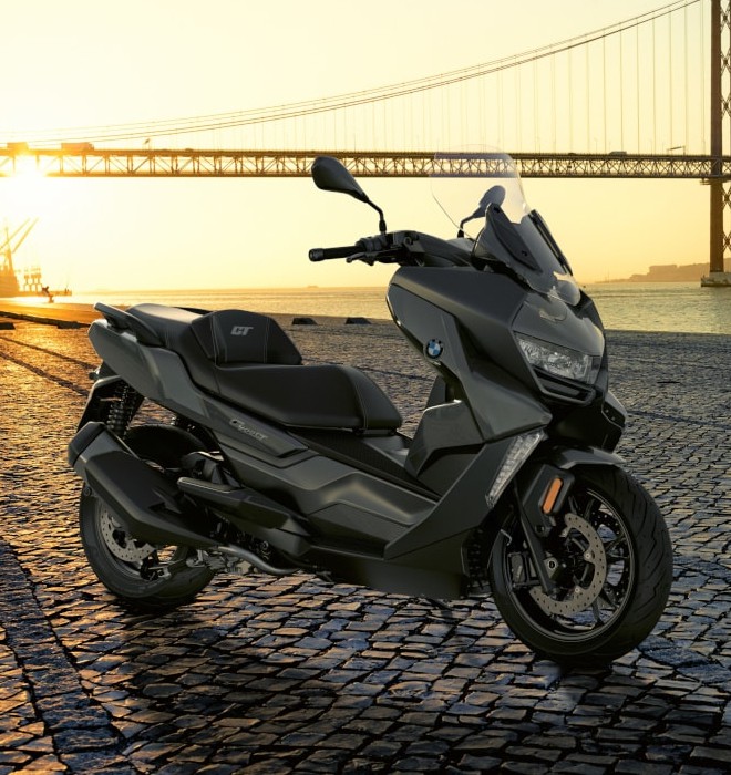 BMW C 400 GT z boku při západu slunce