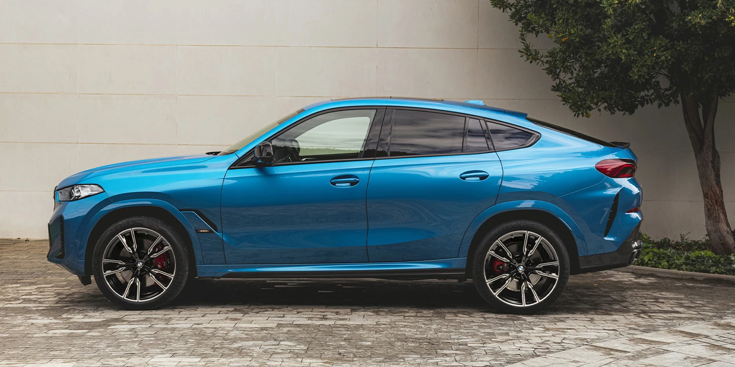 BMW X6 v pohybu z boku