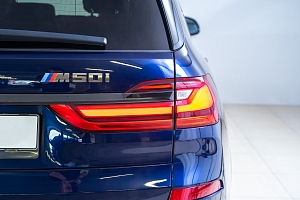 BMW X7 M50i