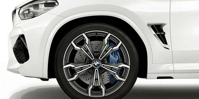 BMW X4 M z boku