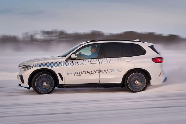 BMW iX5 Hydrogen | Radost z jízdy bez emisí CO2